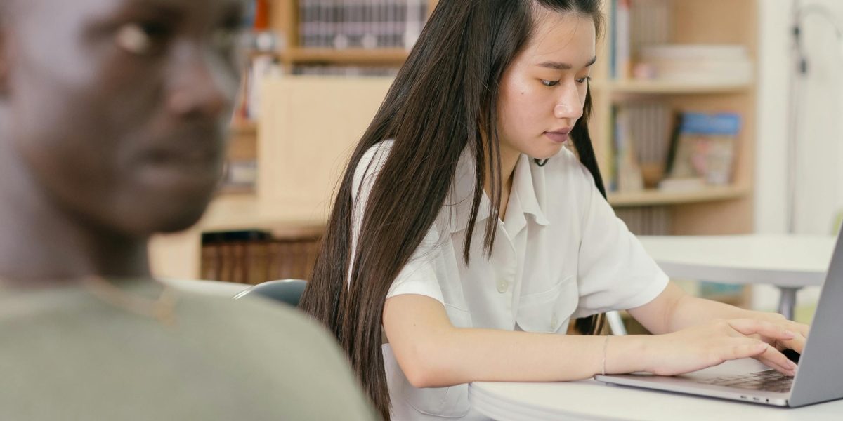 This article shows students how to build stronger critical thinking by combining a free year of LinkedIn Premium for Students with focused online learning. It e...