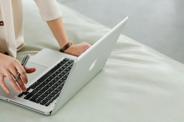This guide shows how to design online courses that actually build critical thinking using the Thinkific platform. It explains why Thinkific's flexible lesson ty...