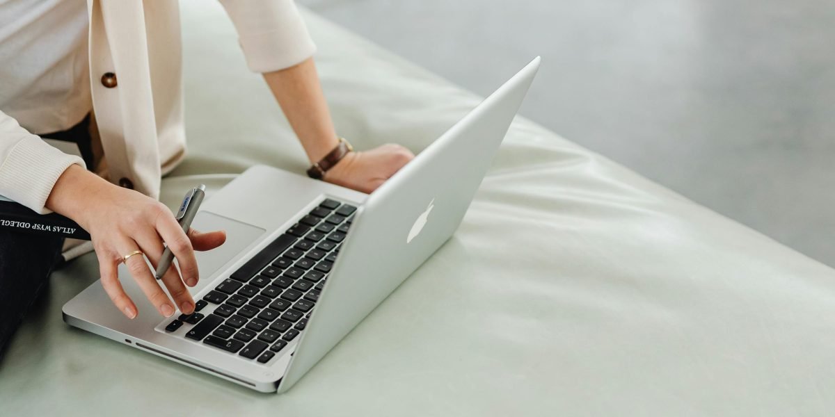 This guide shows how to design online courses that actually build critical thinking using the Thinkific platform. It explains why Thinkific's flexible lesson ty...