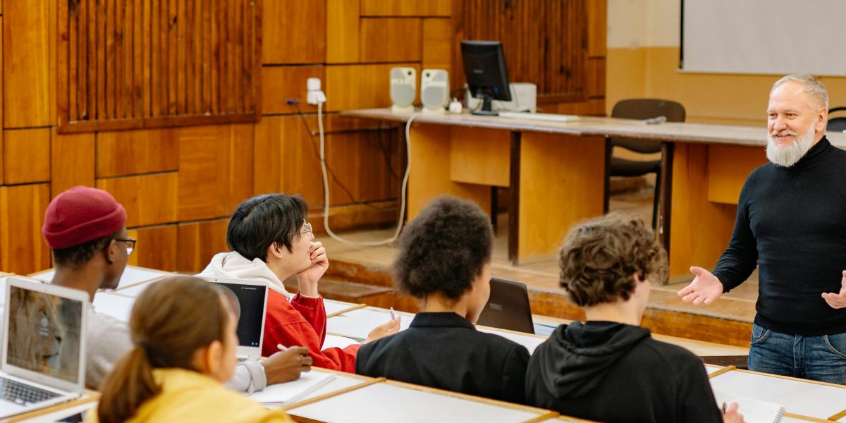 This article explains how high school grades improve when students combine subject knowledge with effective learning strategies and a growth mindset, anchored b...