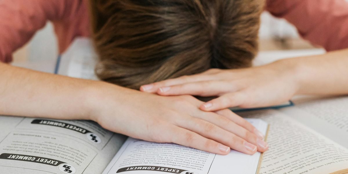 Recognize common pitfalls and cognitive biases to avoid hindering your academic progress.