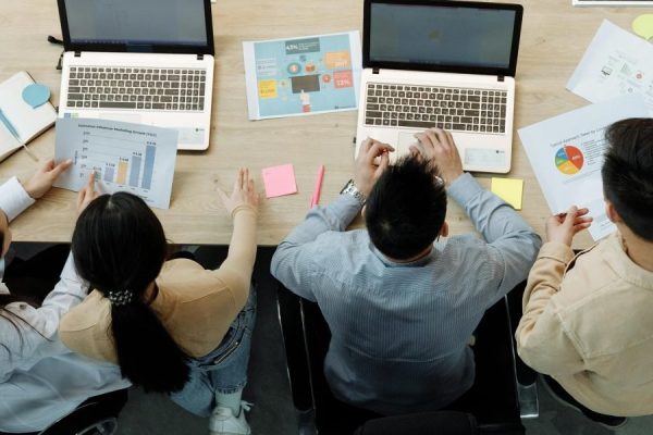 This article compares two paths for building critical thinking in 2026: the cohort‑based, transformative programs of Brave Thinking Institute and the flexible,...