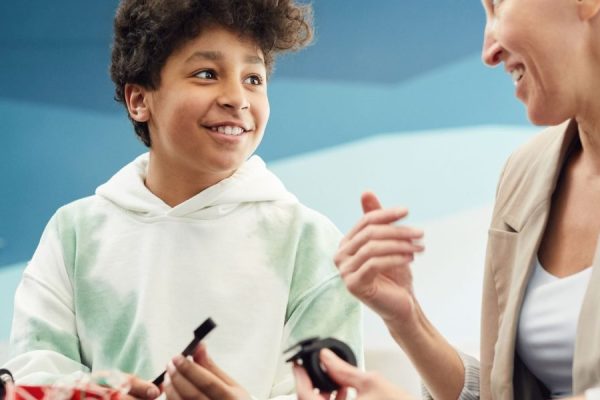 This article explains how traditional classrooms often prioritize memorization over deep reasoning and shows how Fusion Academy's one-to-one model purposefully...