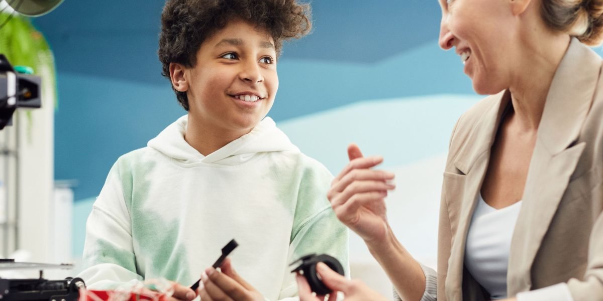 This article explains how traditional classrooms often prioritize memorization over deep reasoning and shows how Fusion Academy's one-to-one model purposefully...